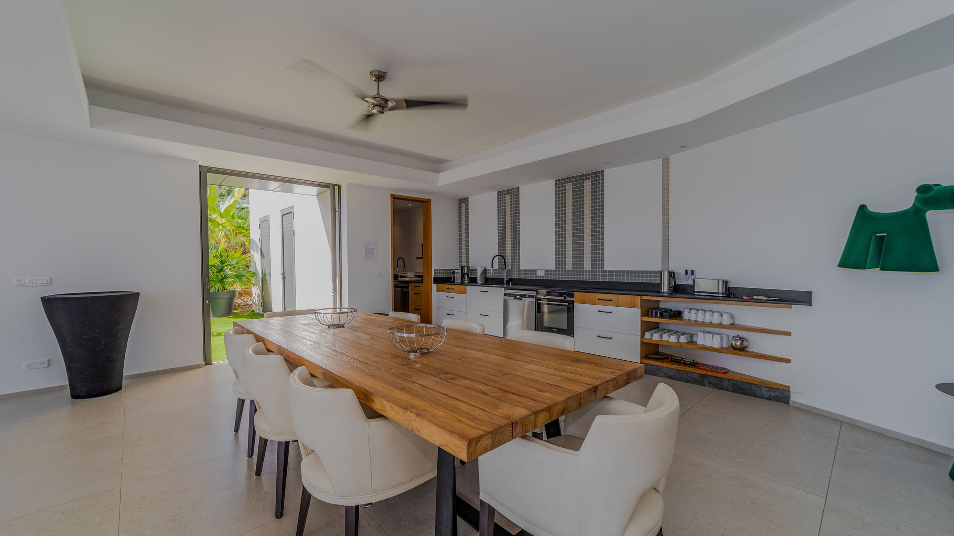 KITCHEN & DINING AREA