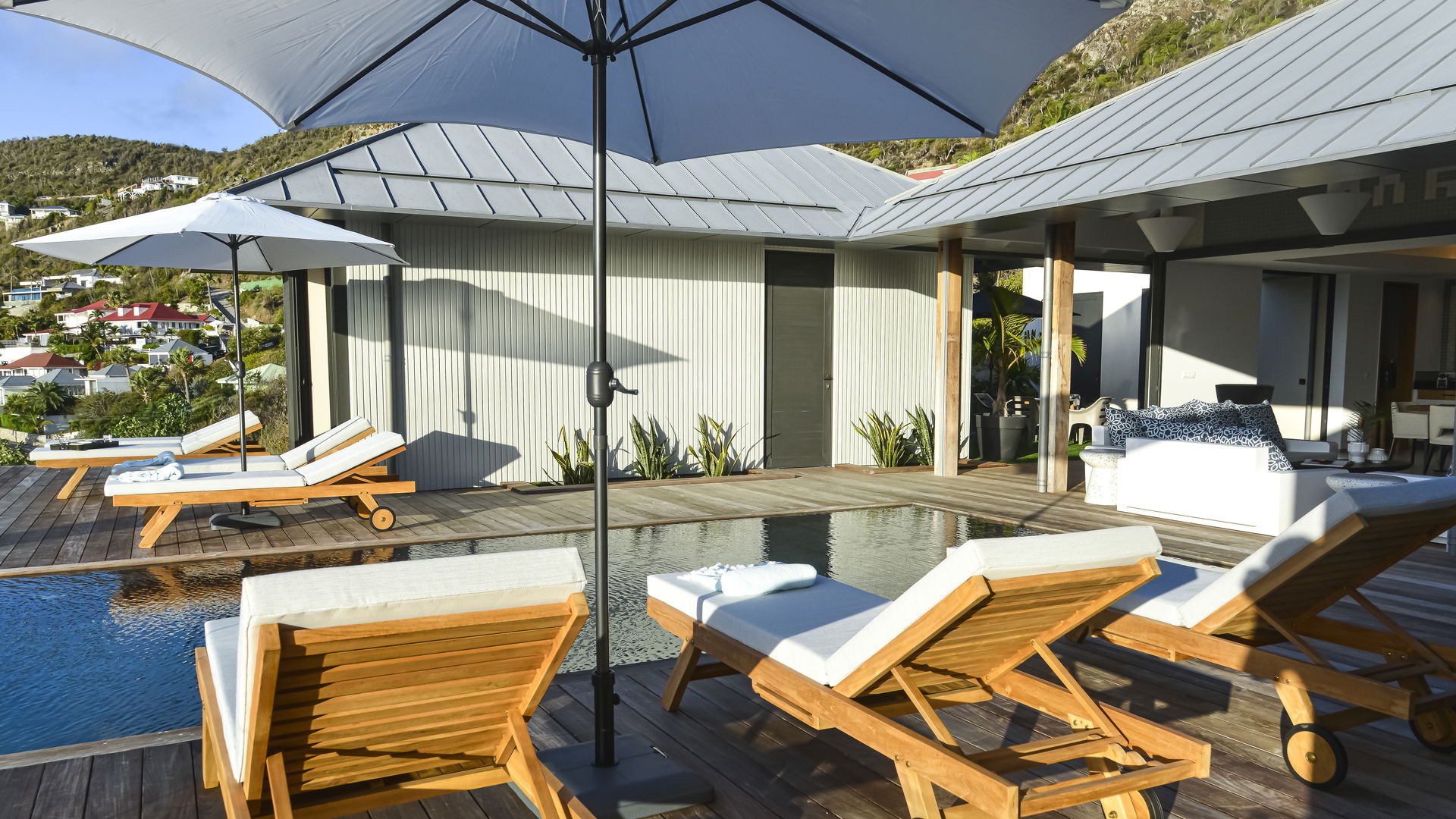 POOL & TERRACE
