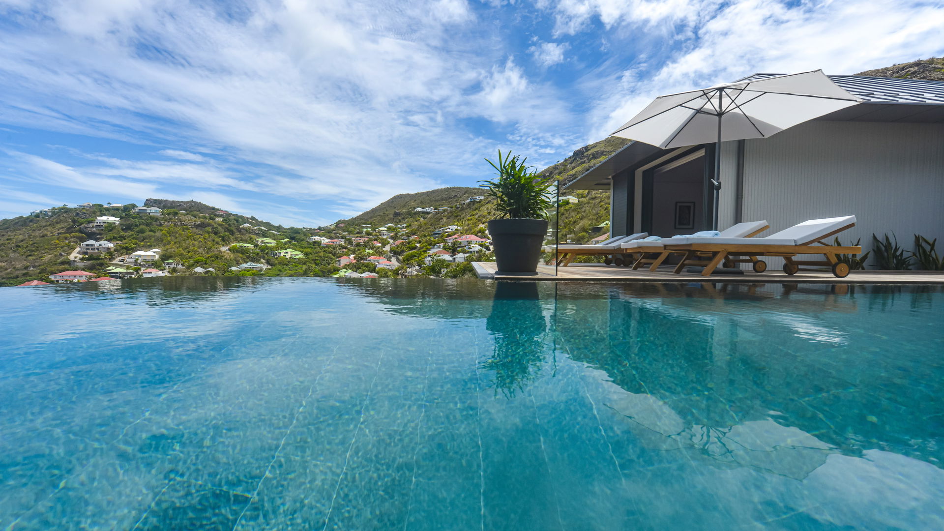 POOL & TERRACE