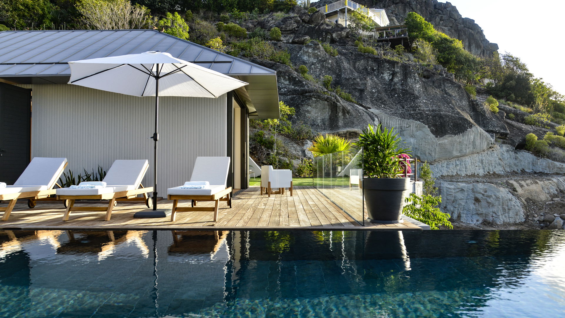 POOL & TERRACE
