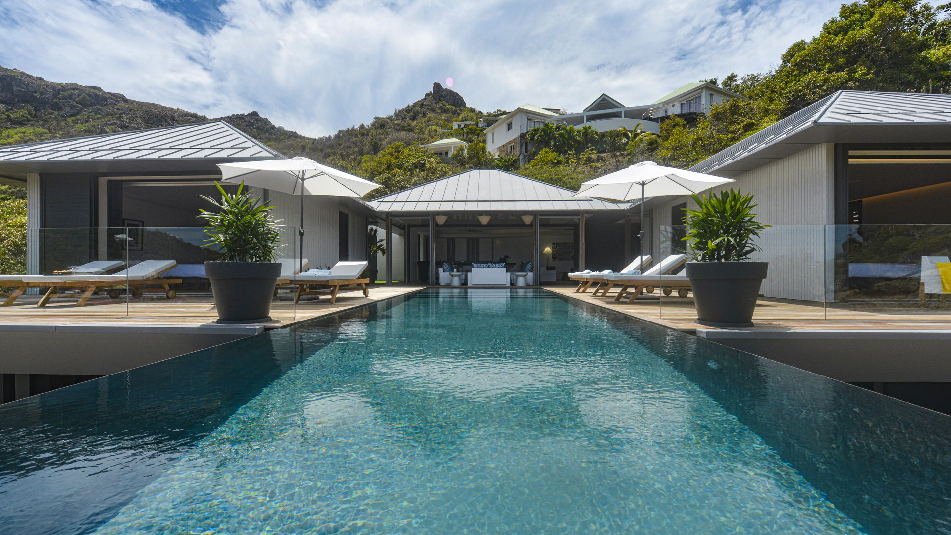 POOL & TERRACE