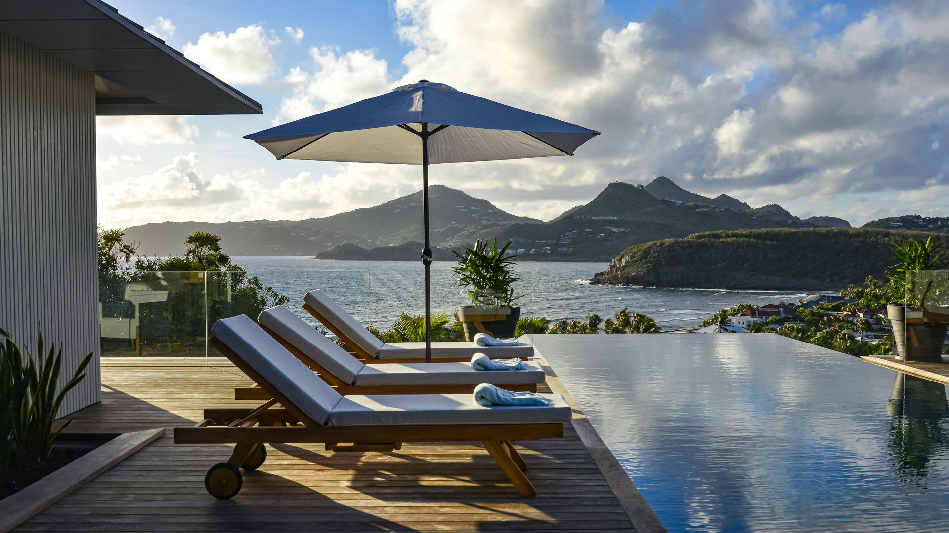 POOL & TERRACE