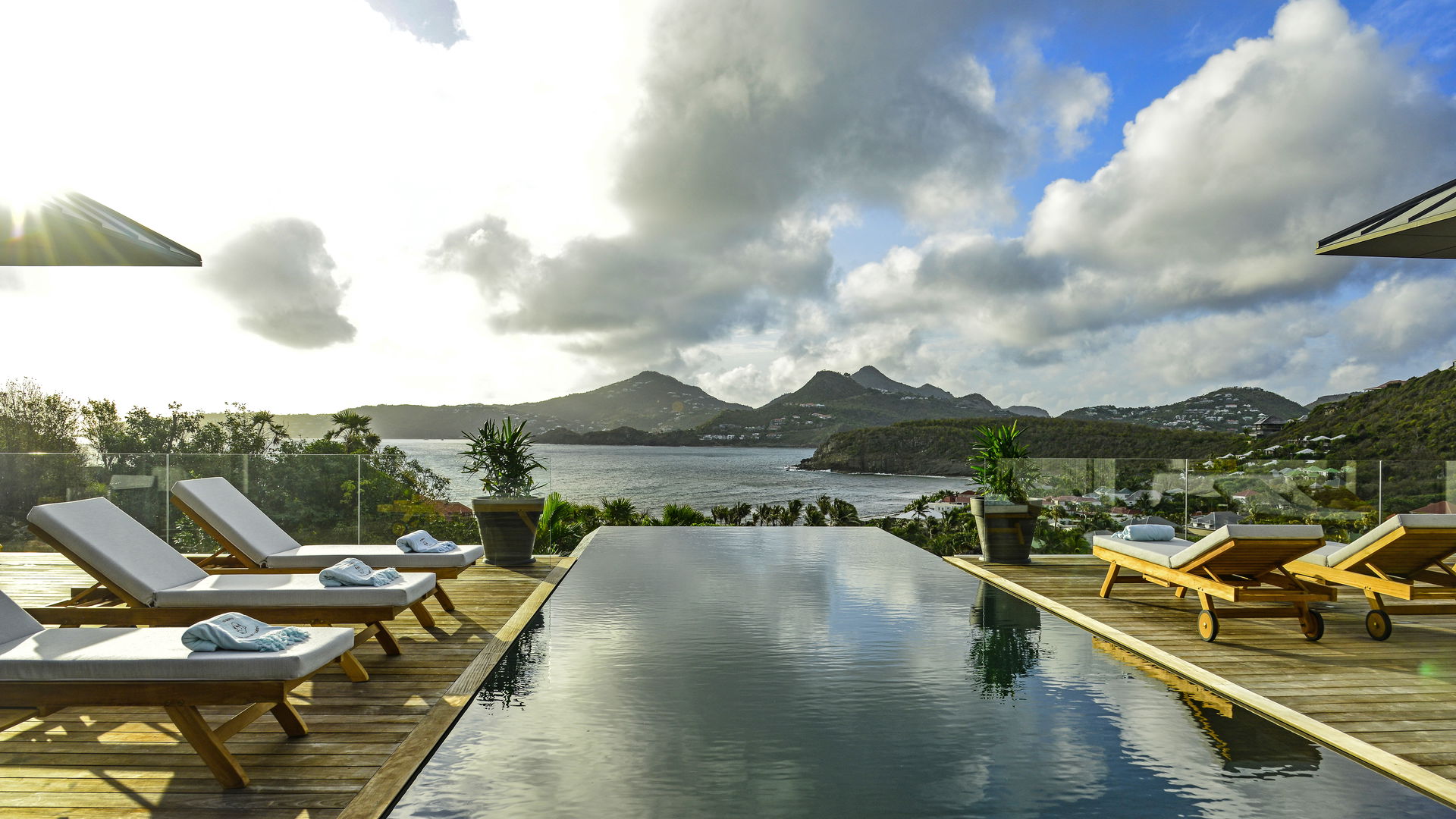 POOL & TERRACE