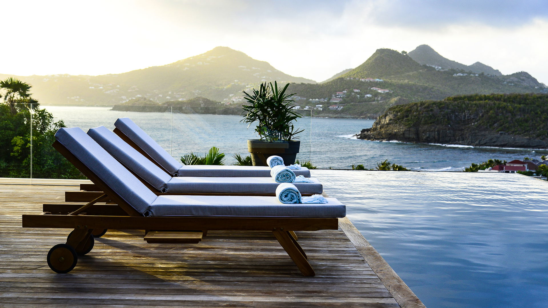 POOL & TERRACE