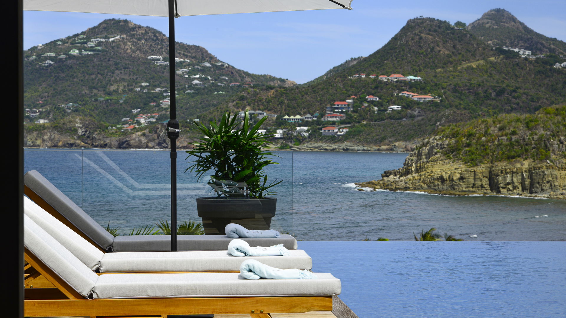 POOL & TERRACE