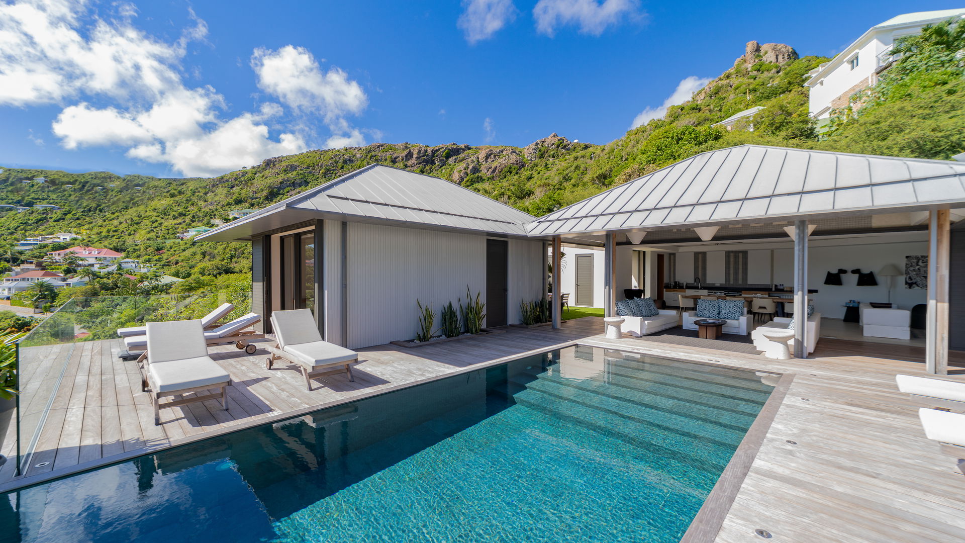 POOL & TERRACE