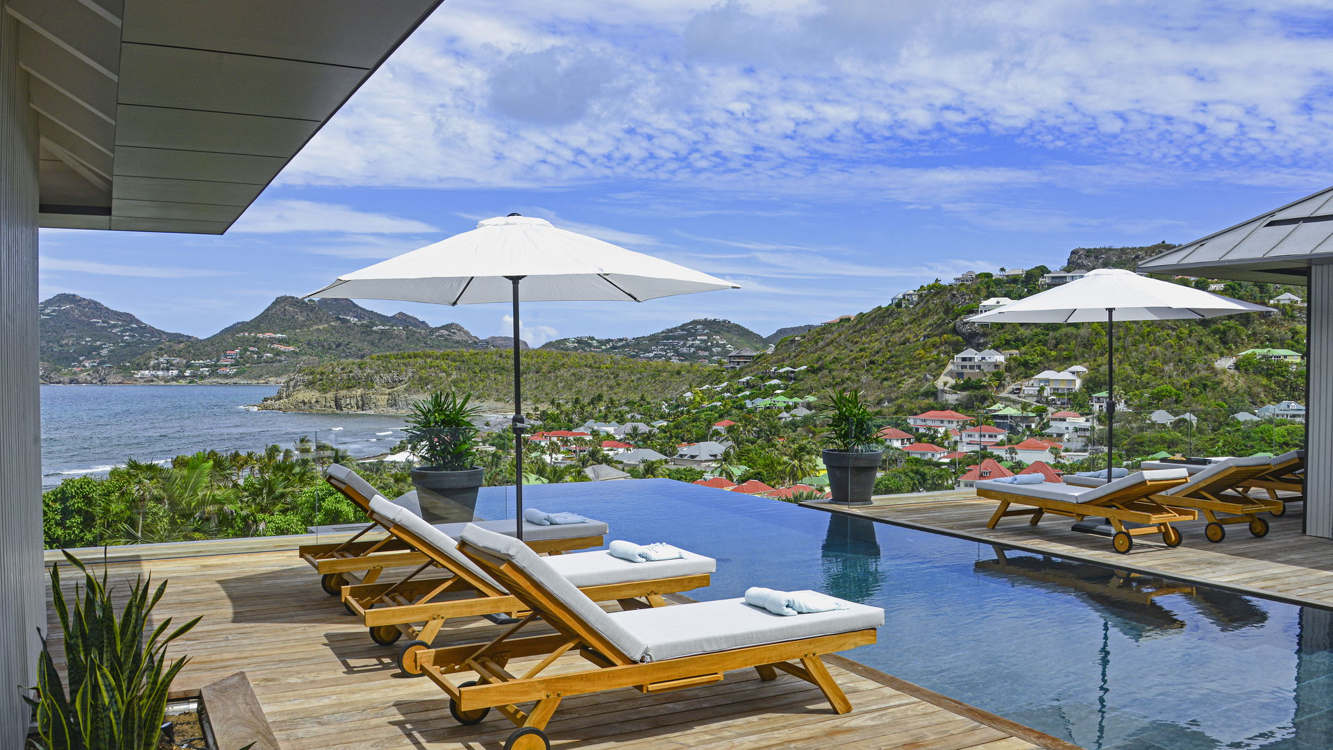 POOL & TERRACE