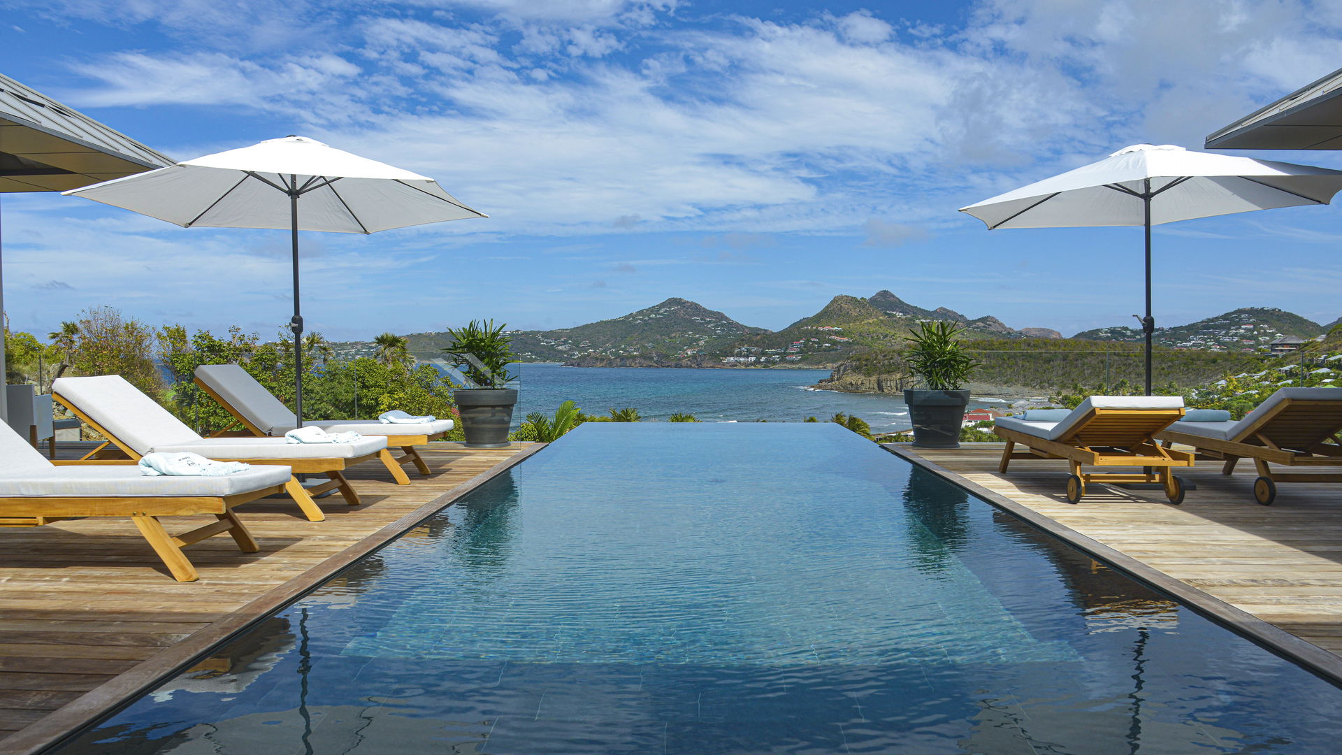 POOL & TERRACE