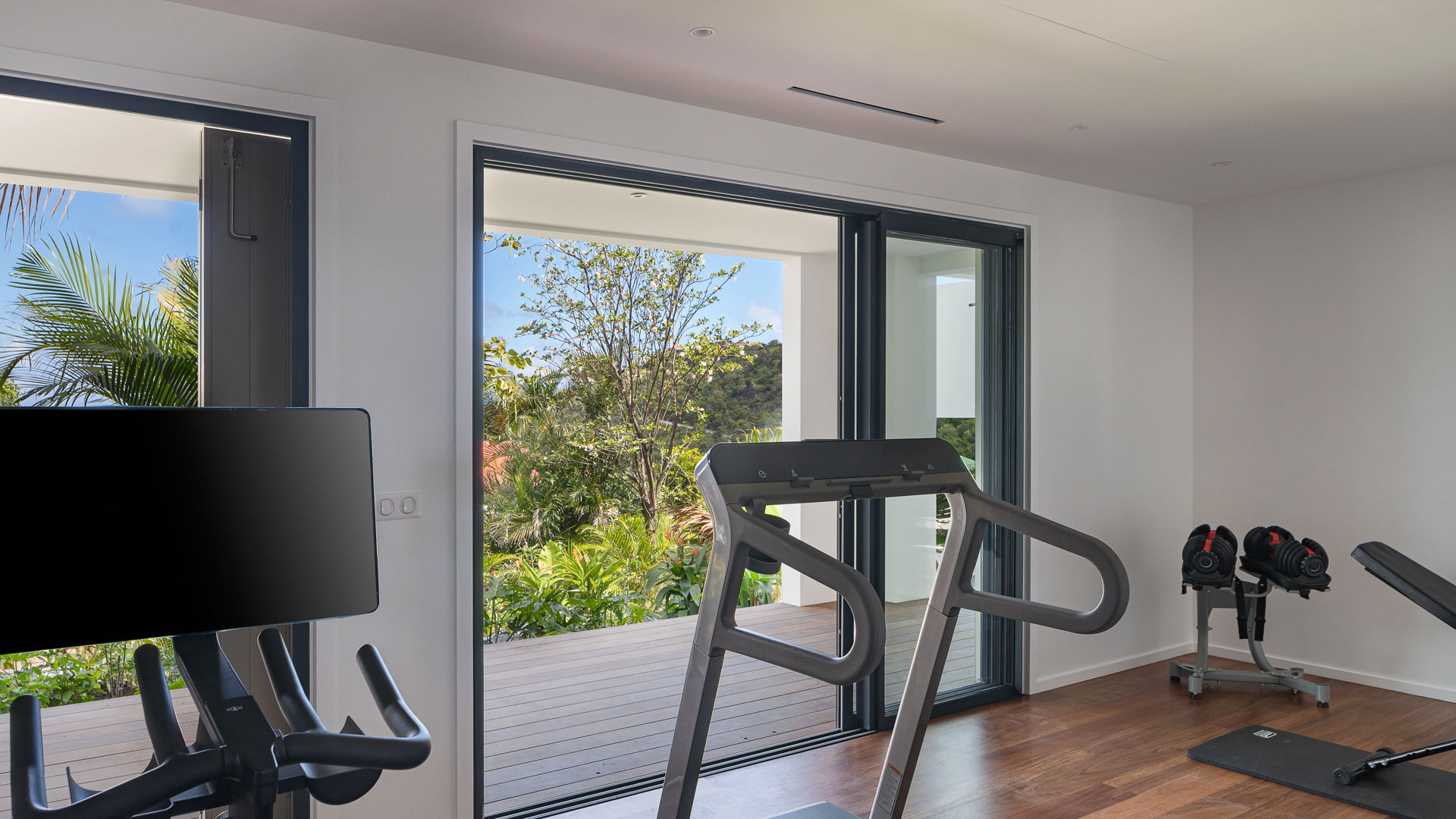 FITNESS & TV AREAS
