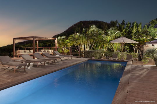 VILLA PASTEL BY NIGHT 1