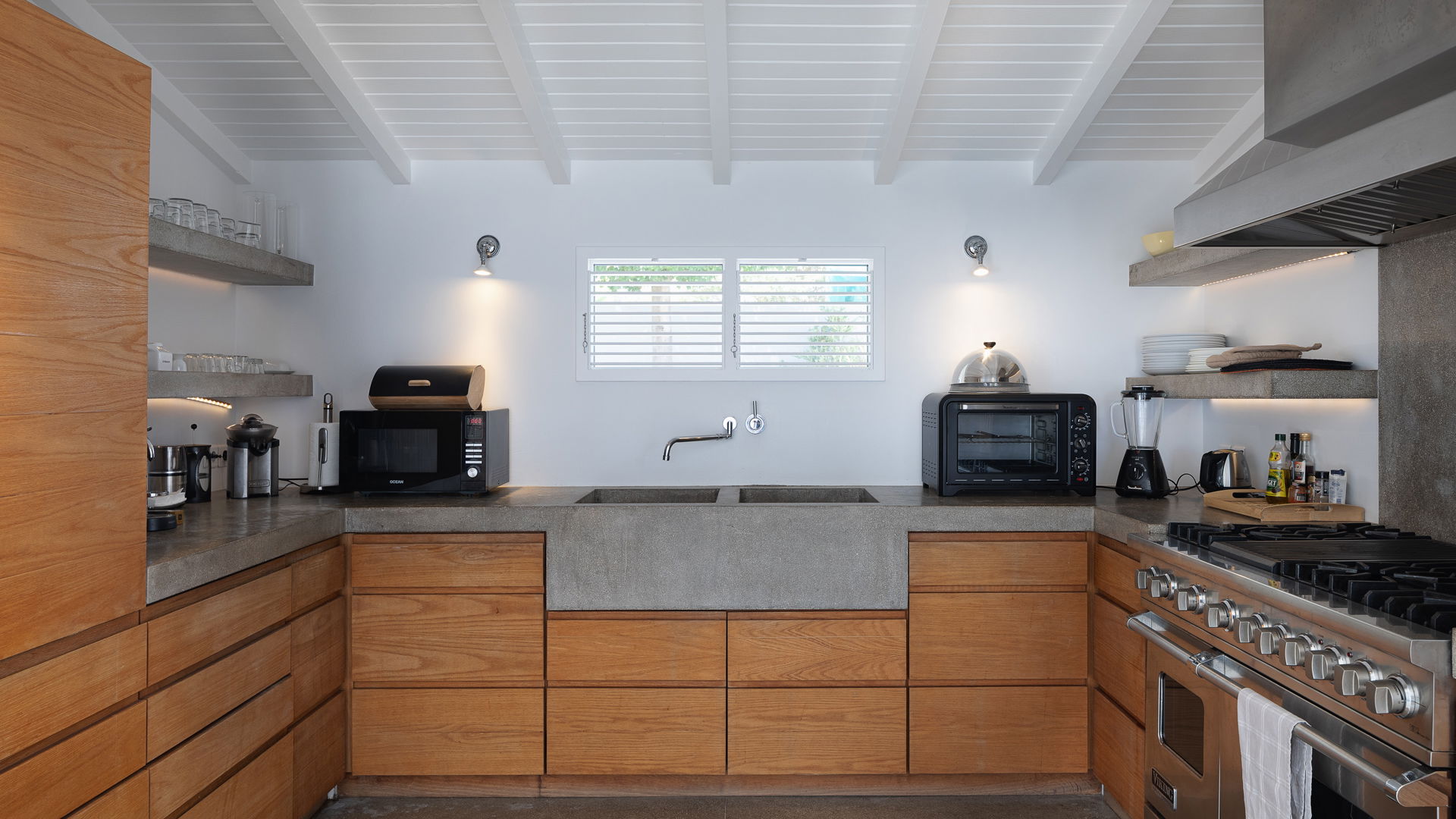 KITCHEN & DINING AREA