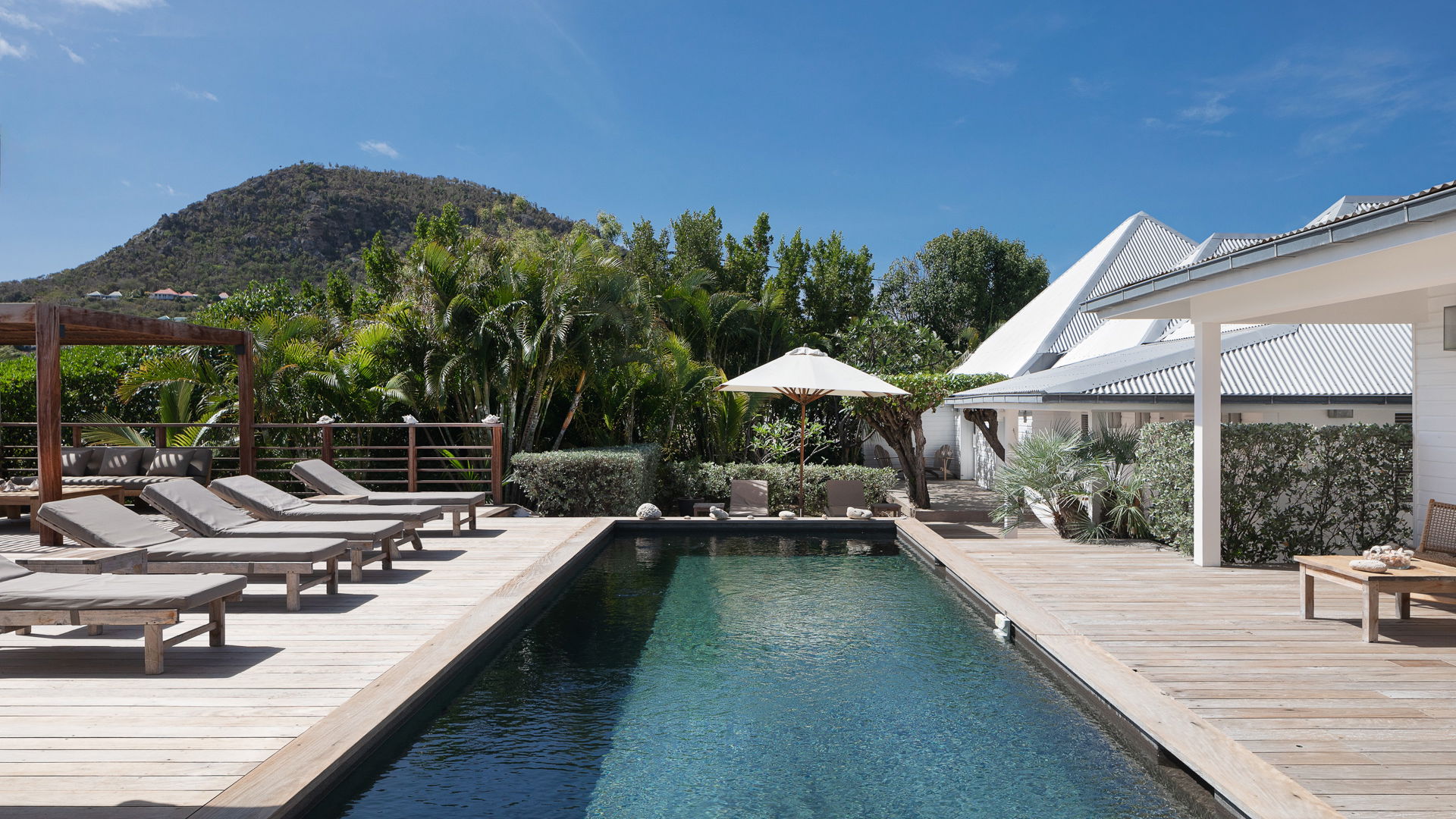 POOL & TERRACE