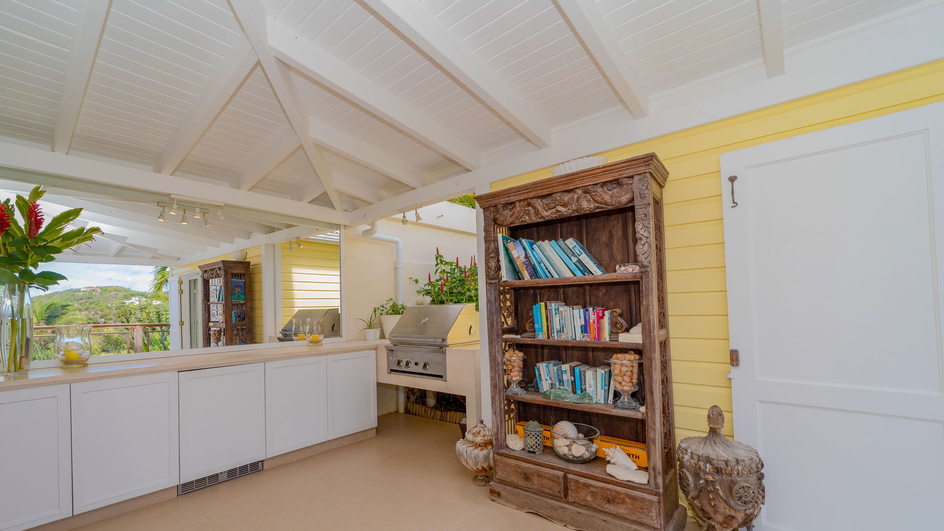 KITCHEN & DINING AREA