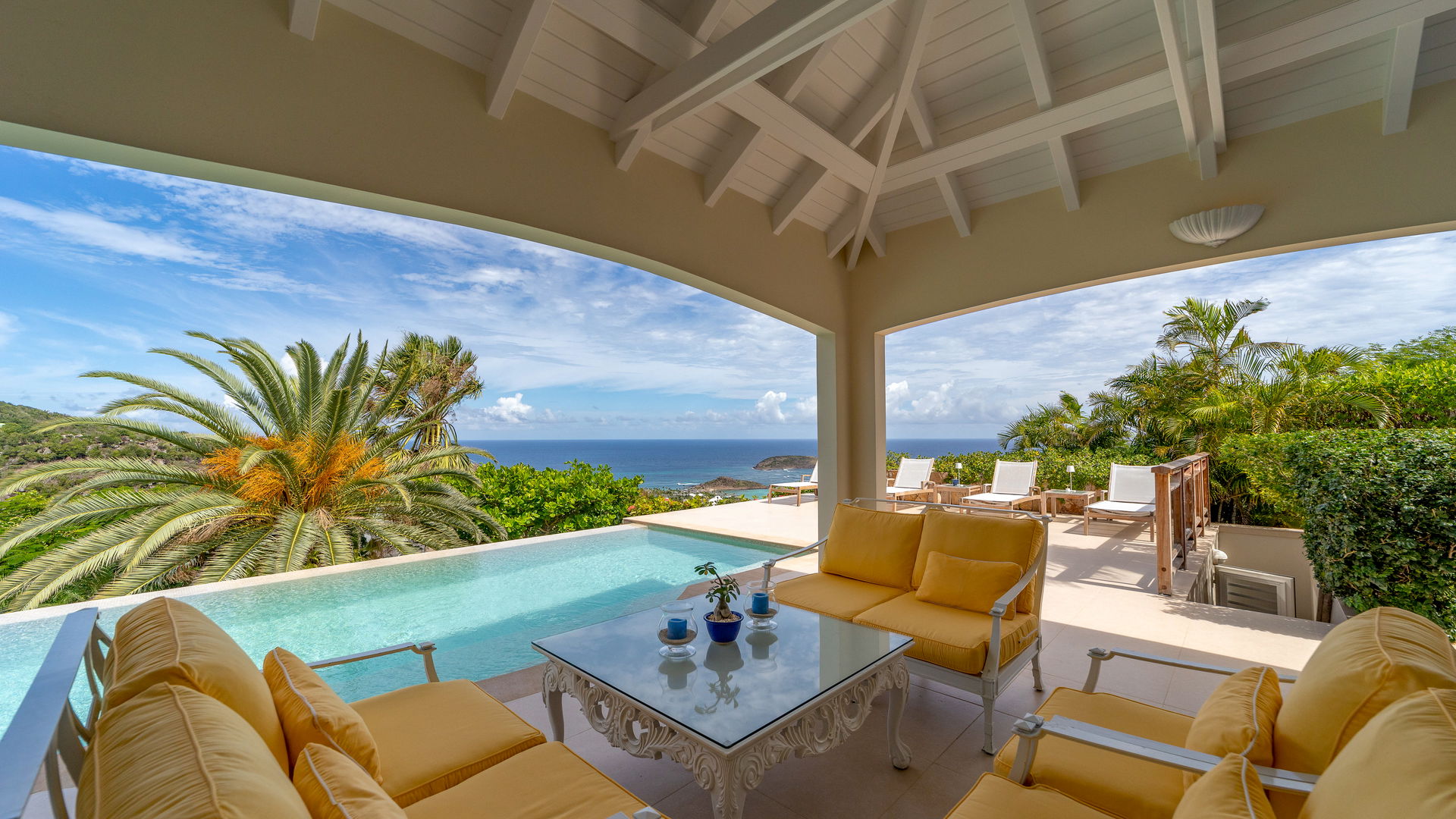 OUTDOOR LOUNGE