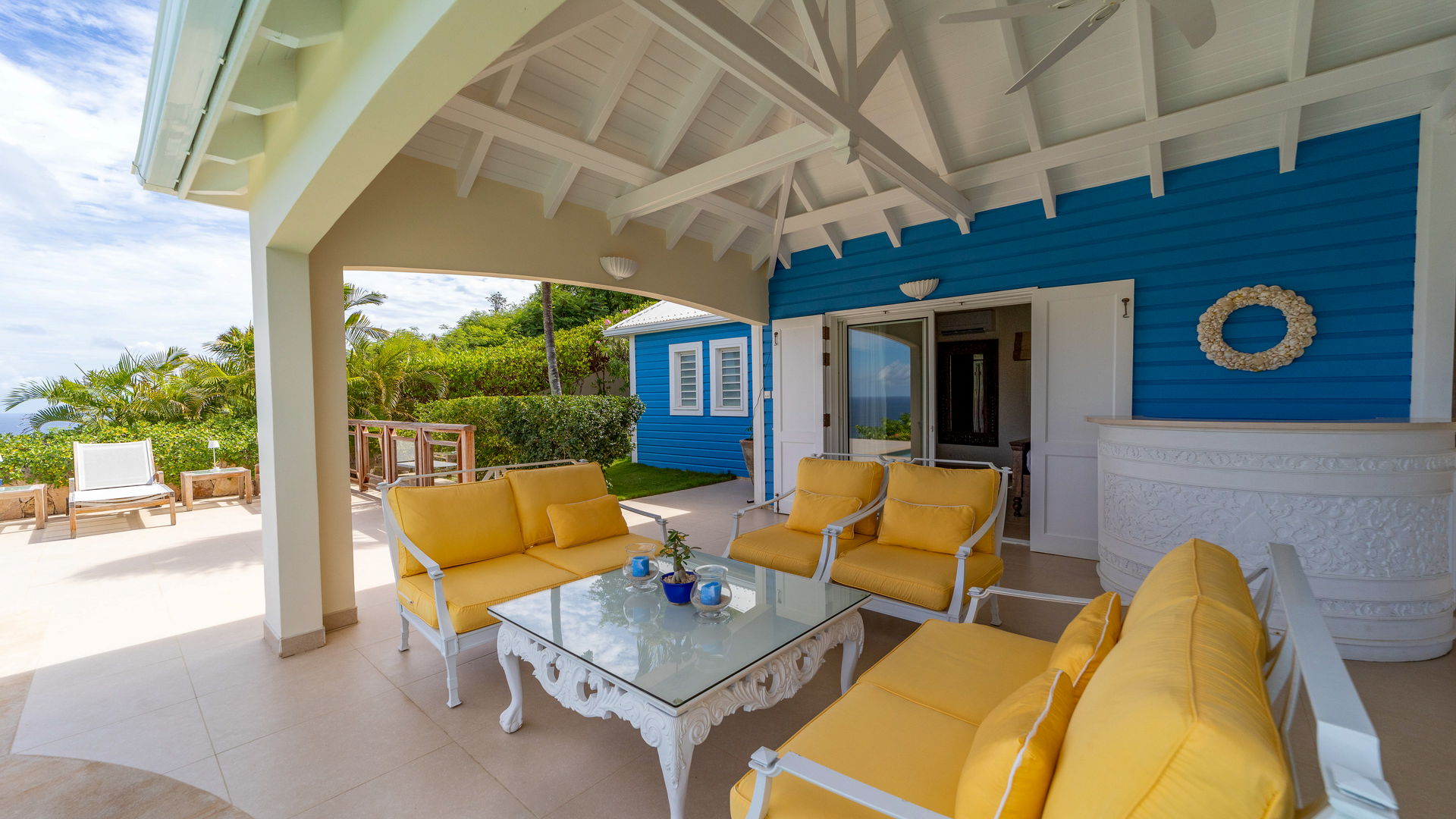 OUTDOOR LOUNGE