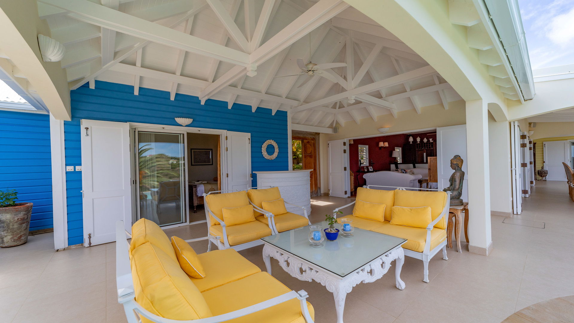 OUTDOOR LOUNGE