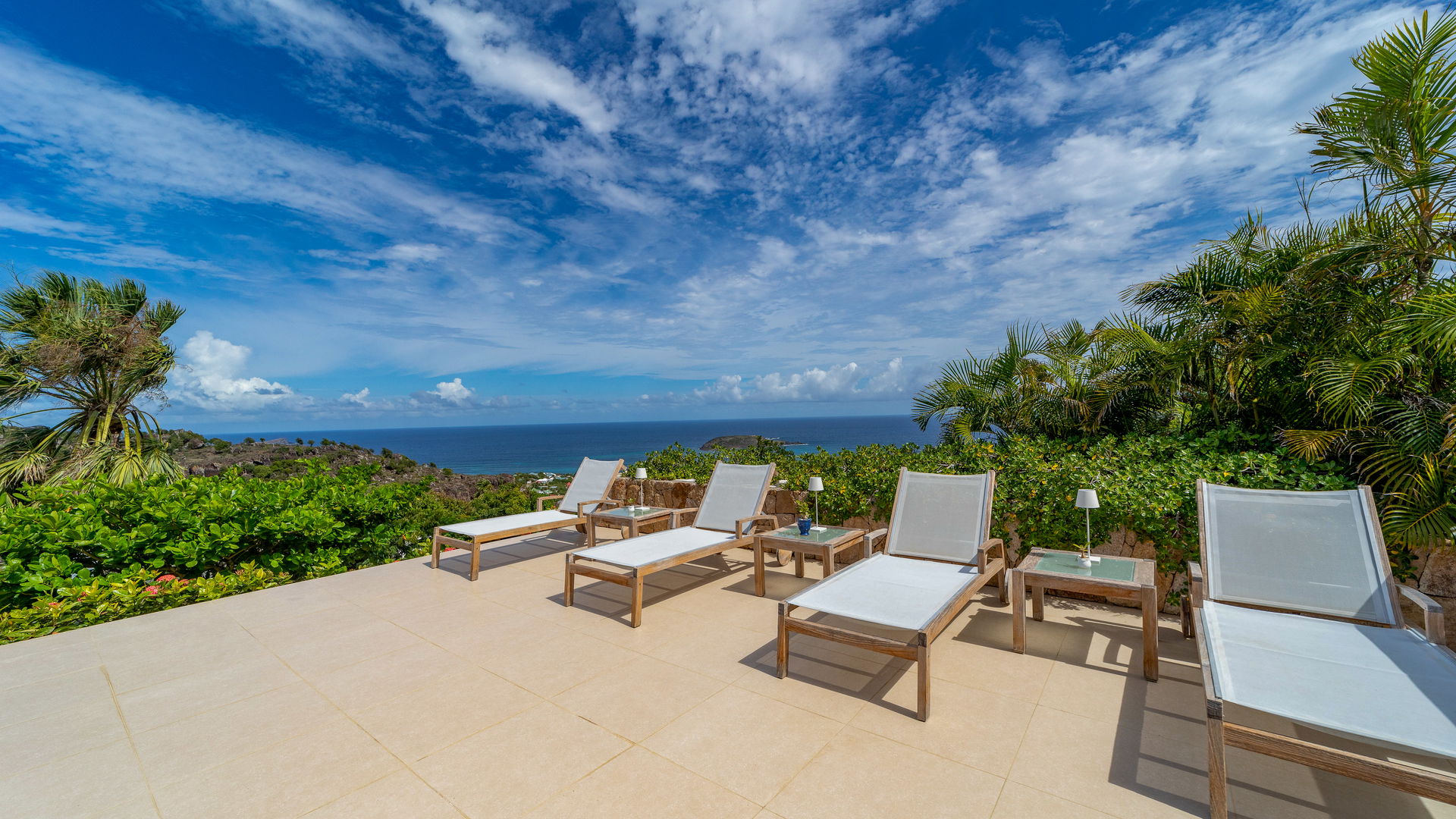 POOL & TERRACE