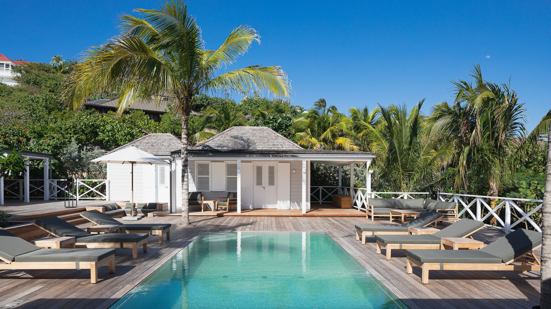 POOL & TERRACE