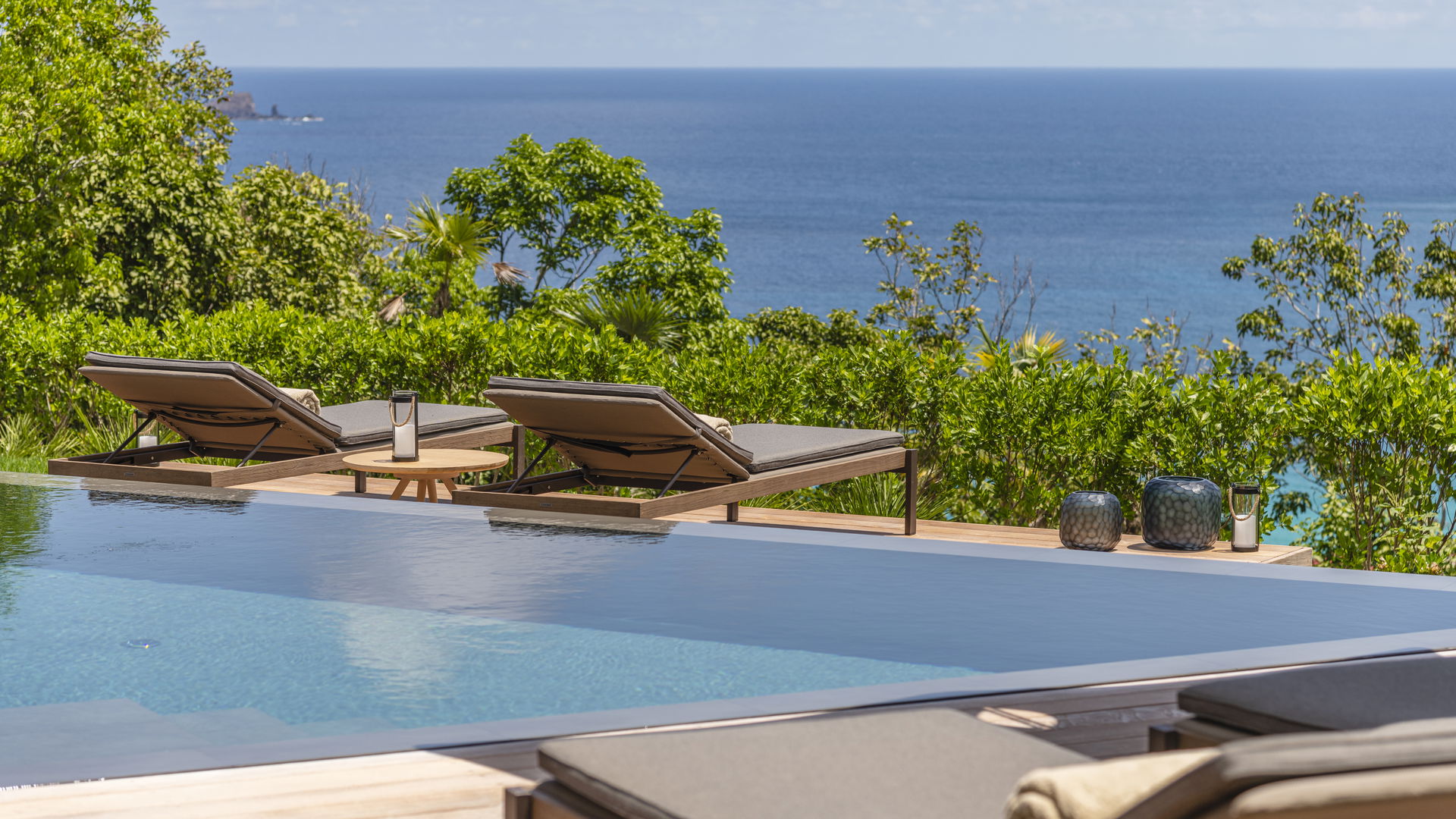 POOL & TERRACE