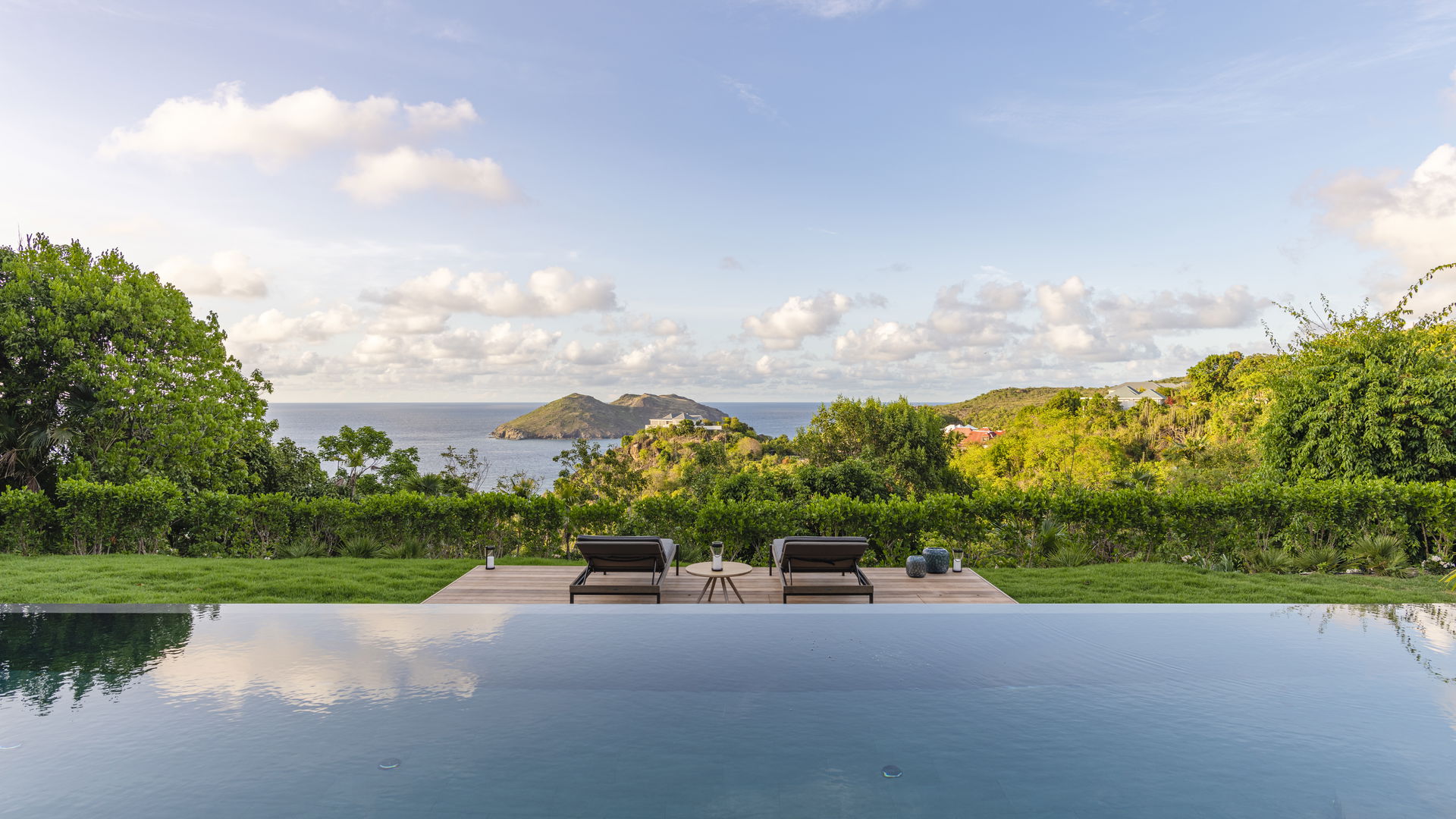 POOL & TERRACE