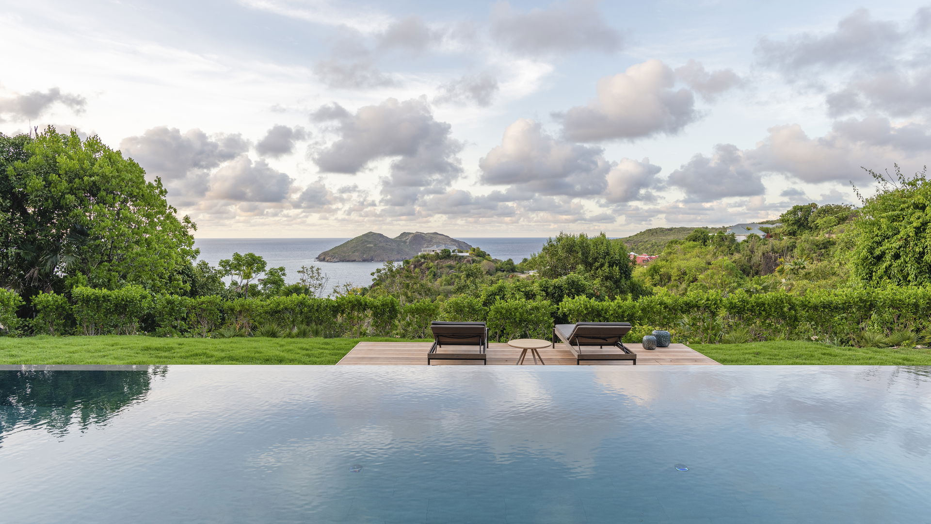 POOL & TERRACE
