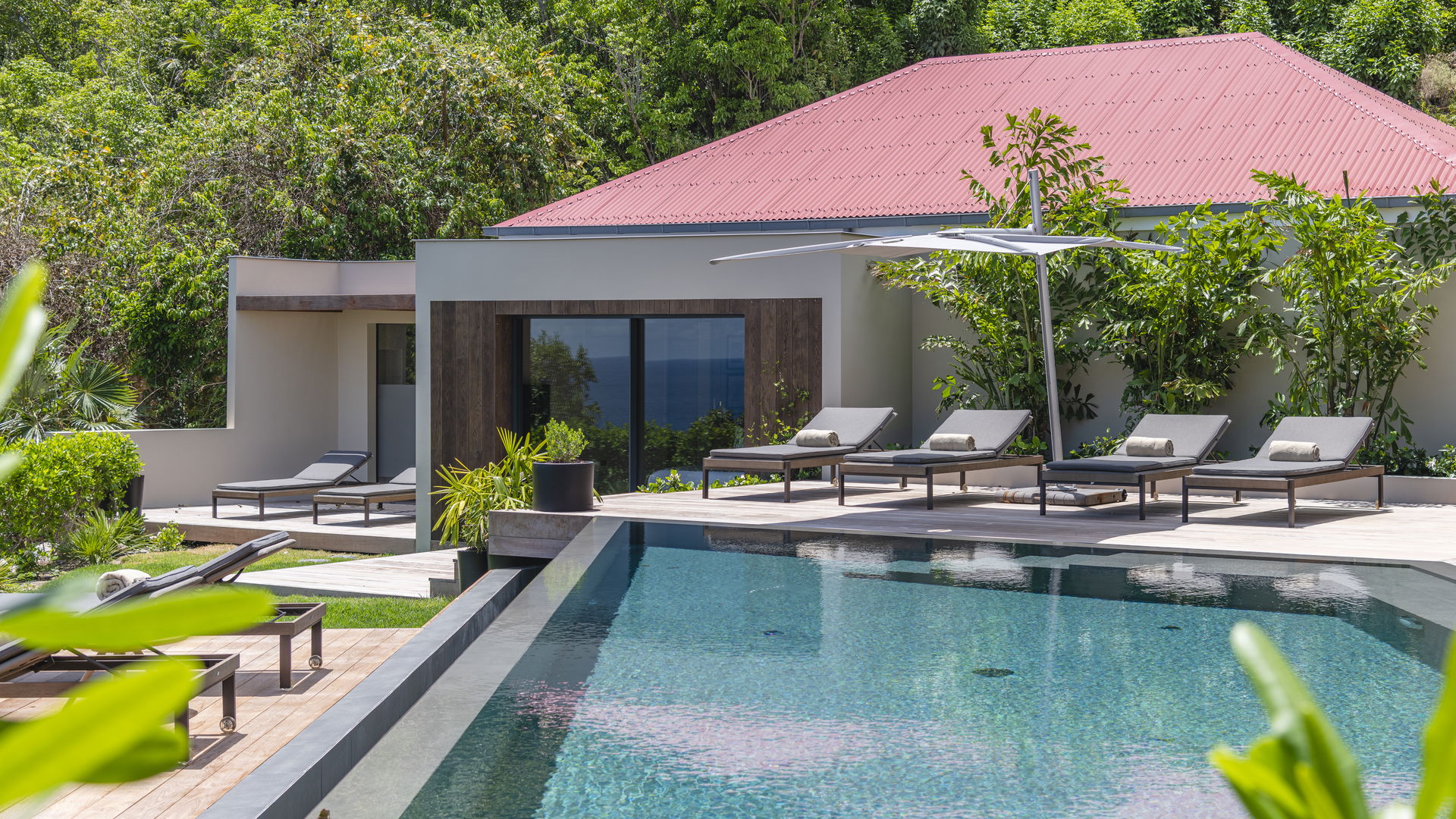 POOL & TERRACE