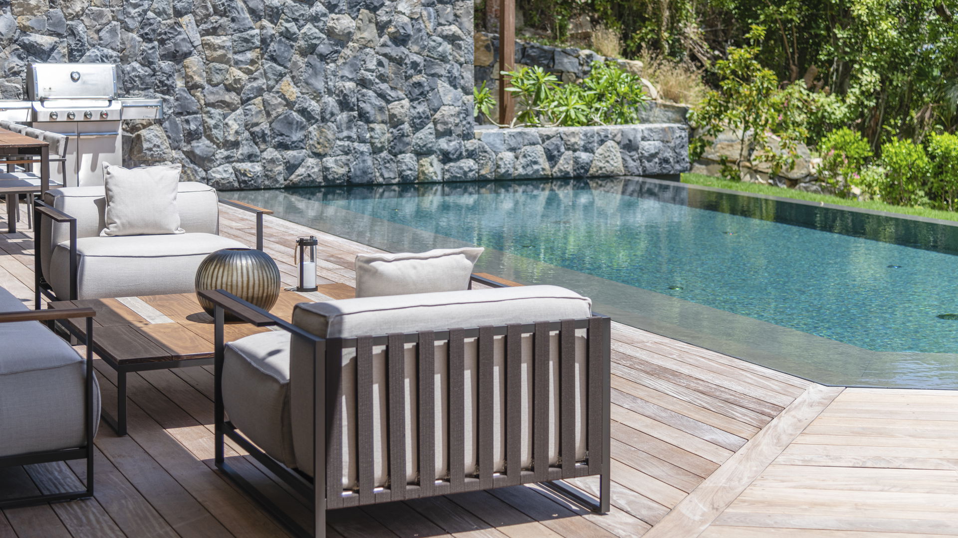 POOL & TERRACE