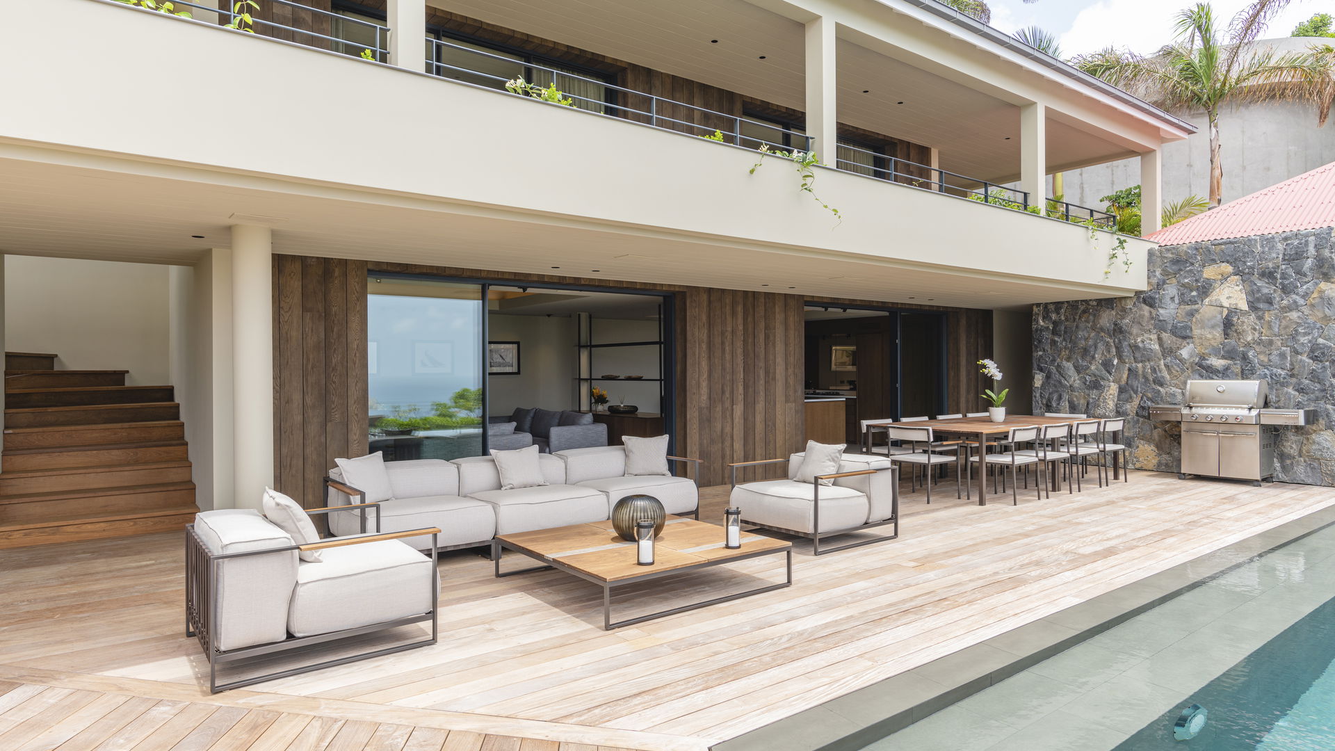 POOL & TERRACE