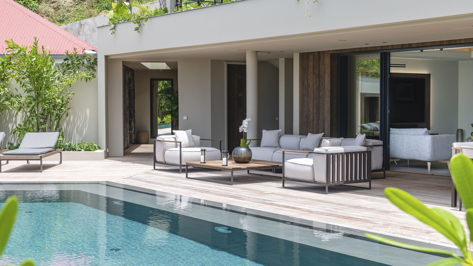 POOL & TERRACE