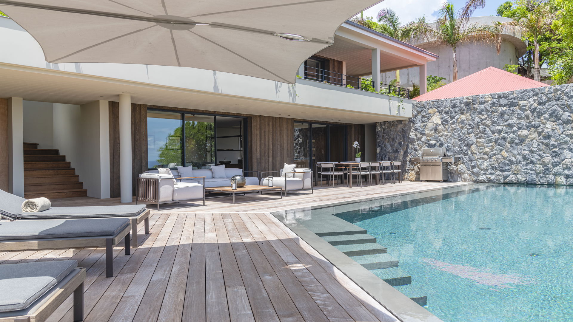 POOL & TERRACE
