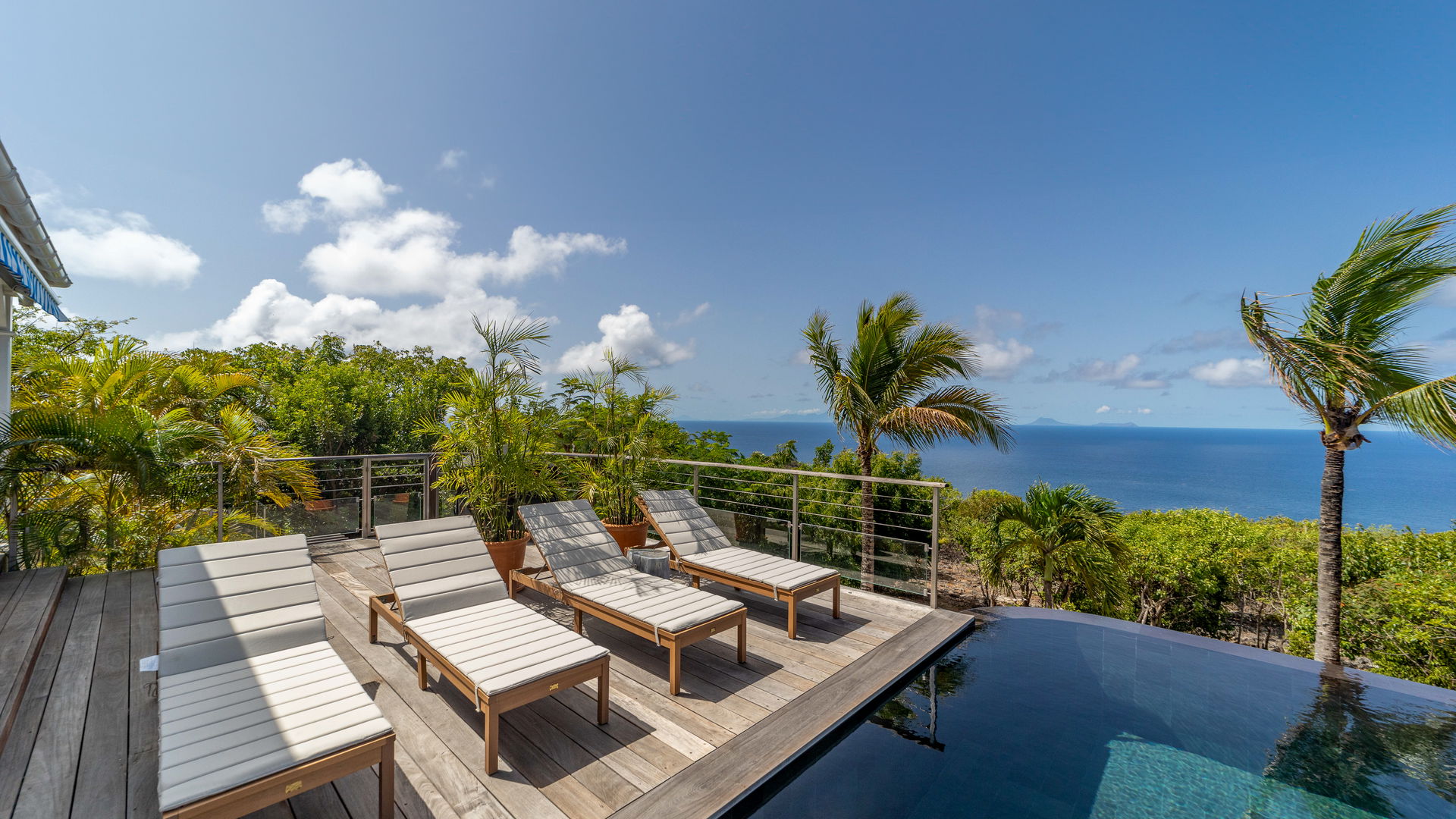 POOL & TERRACE