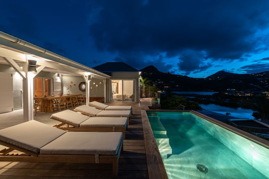 VILLA ESSENIA BY NIGHT 1