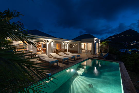 VILLA ESSENIA BY NIGHT 2