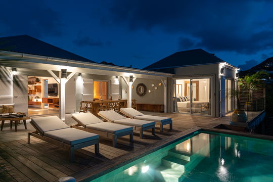 VILLA ESSENIA BY NIGHT 3