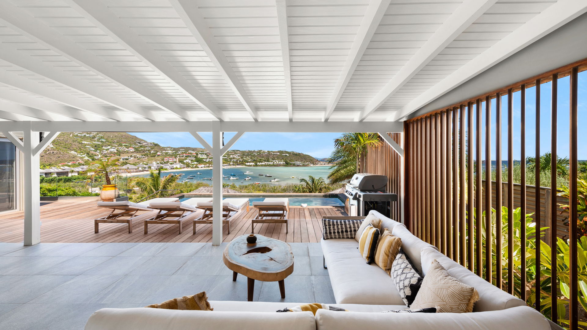 OUTDOOR LOUNGE