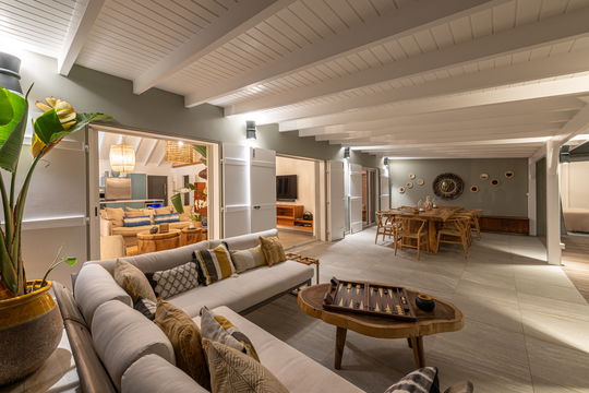 VILLA ESSENIA OUTDOOR LOUNGE 2