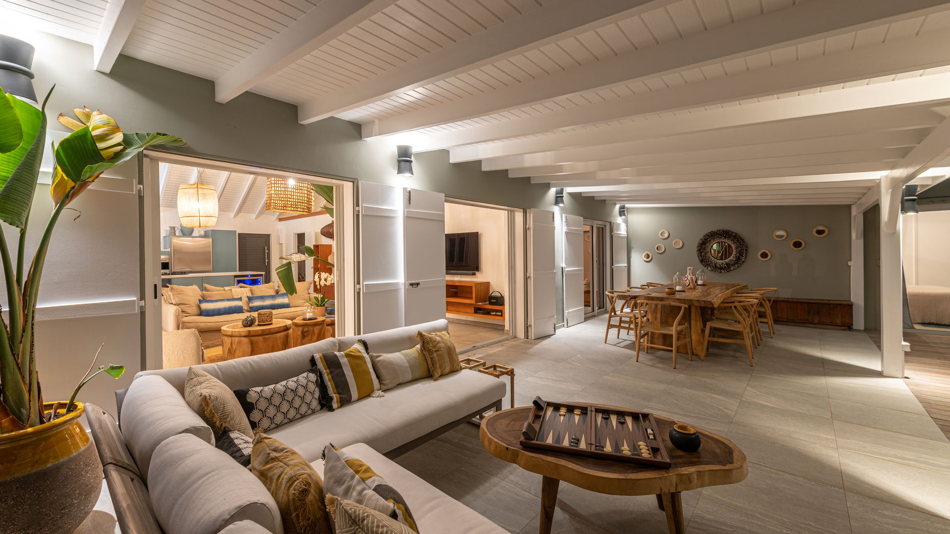 OUTDOOR LOUNGE