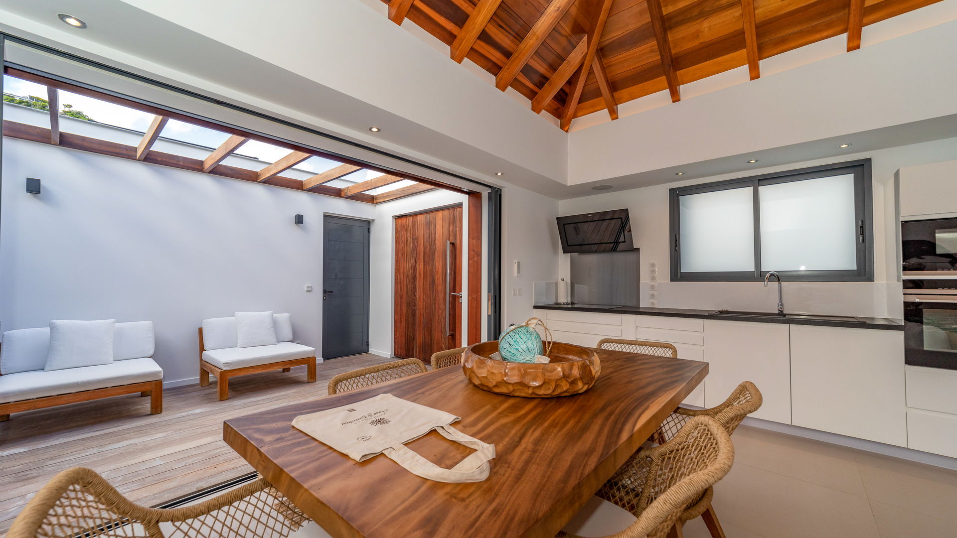 KITCHEN & DINING AREA