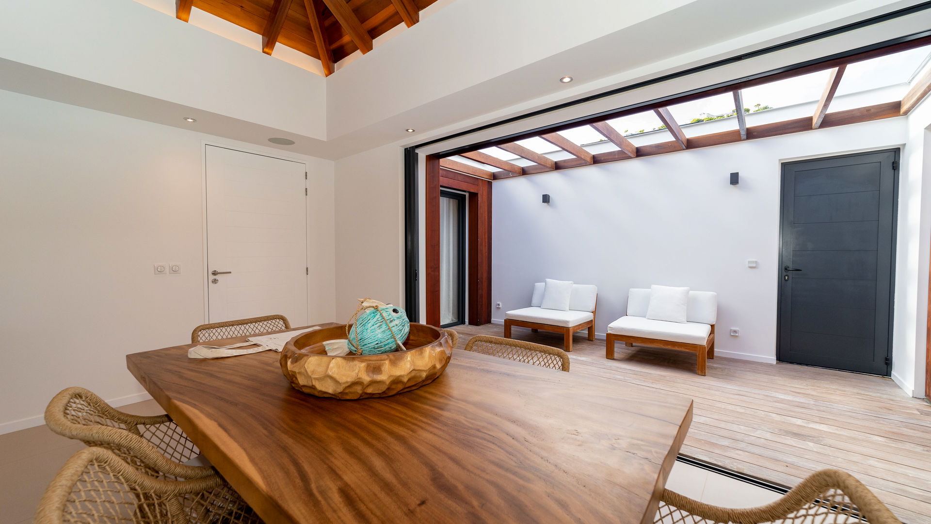 KITCHEN & DINING AREA