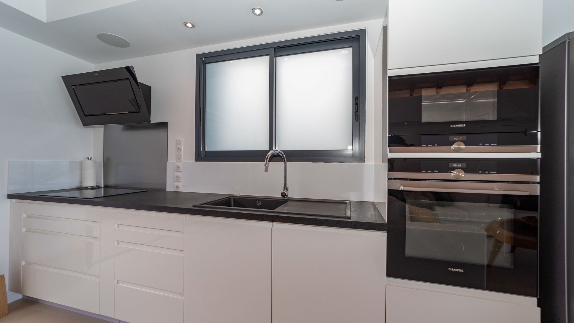 KITCHEN & DINING AREA
