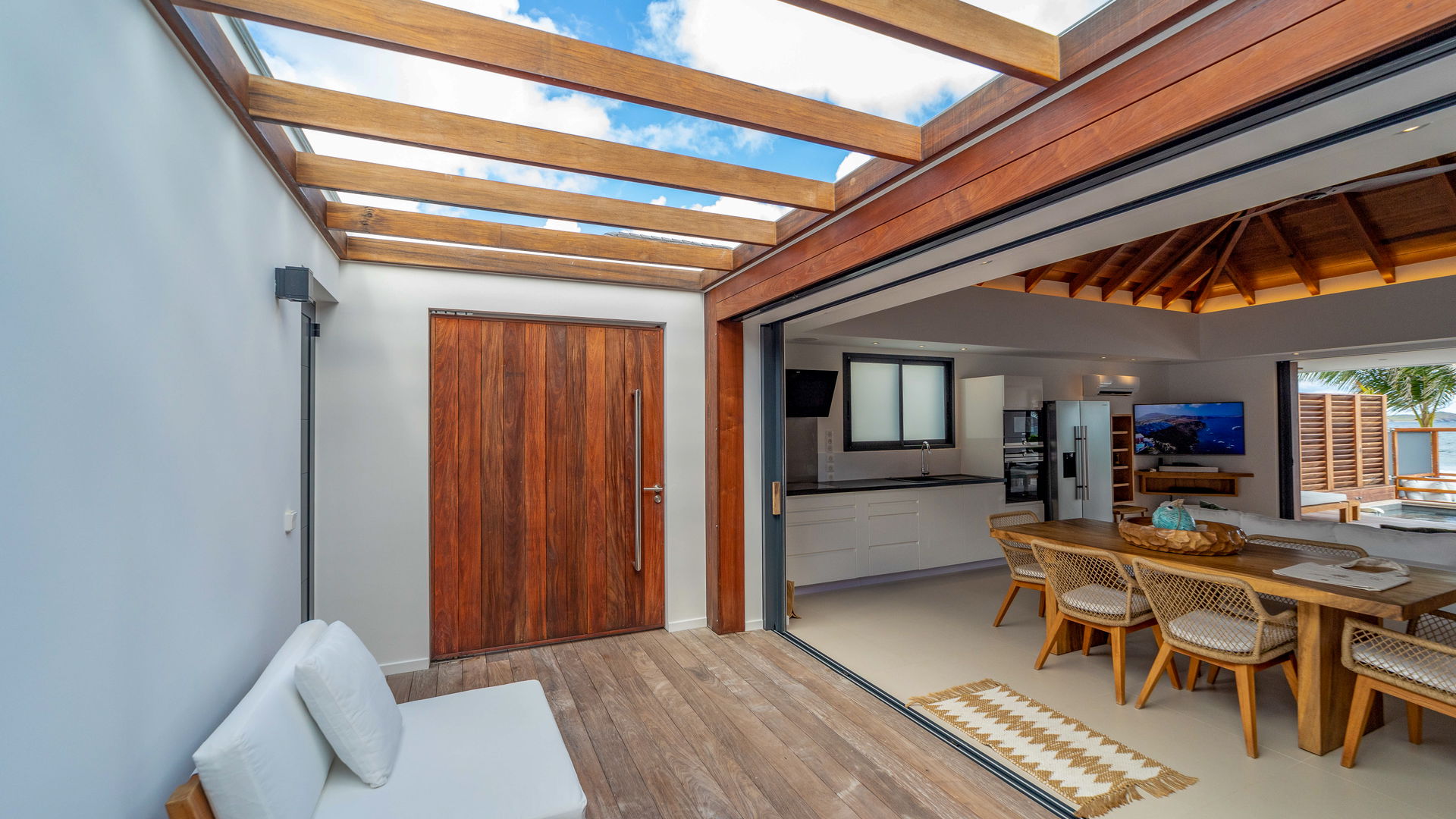 KITCHEN & DINING AREA