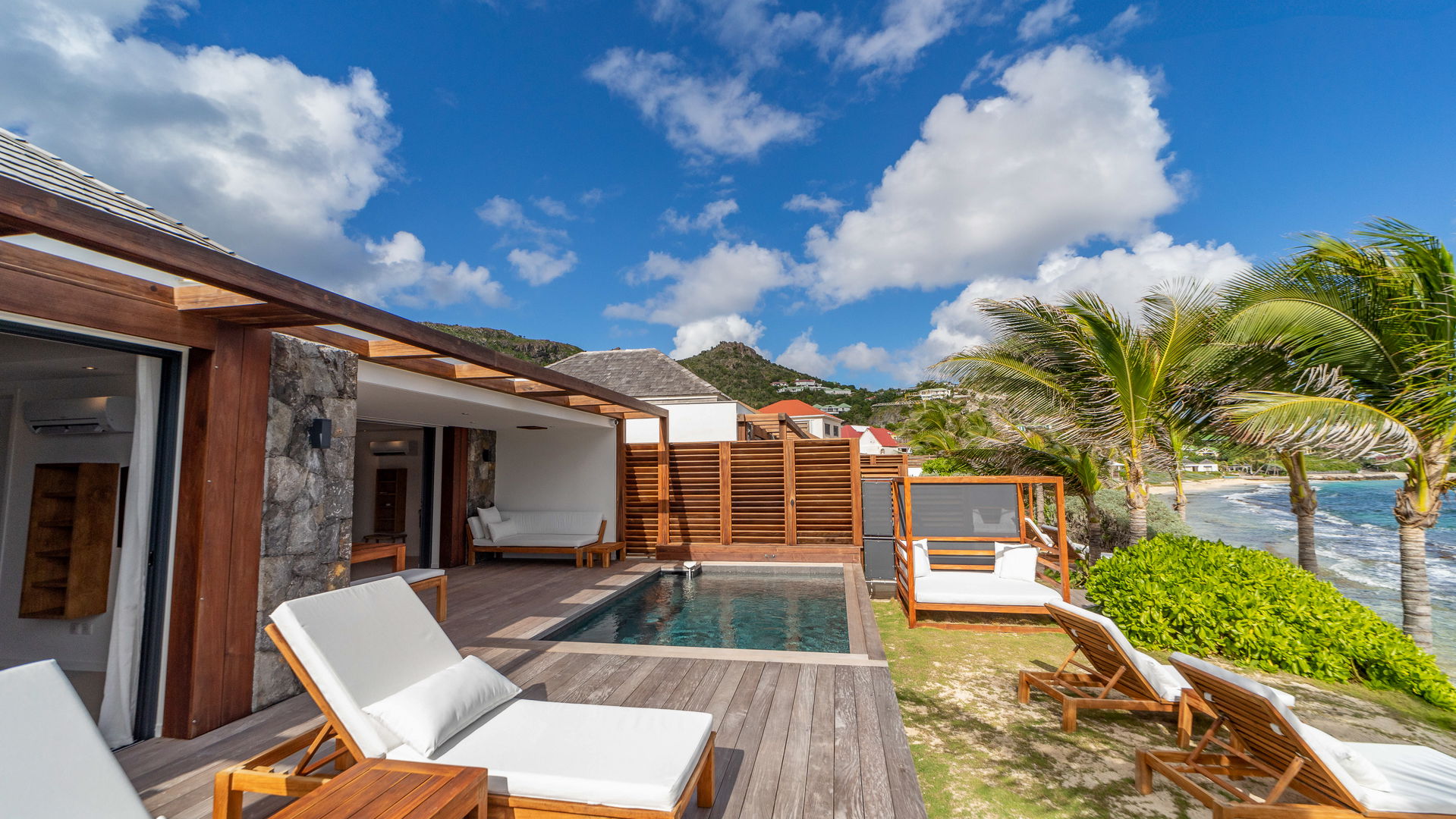 POOL & TERRACE