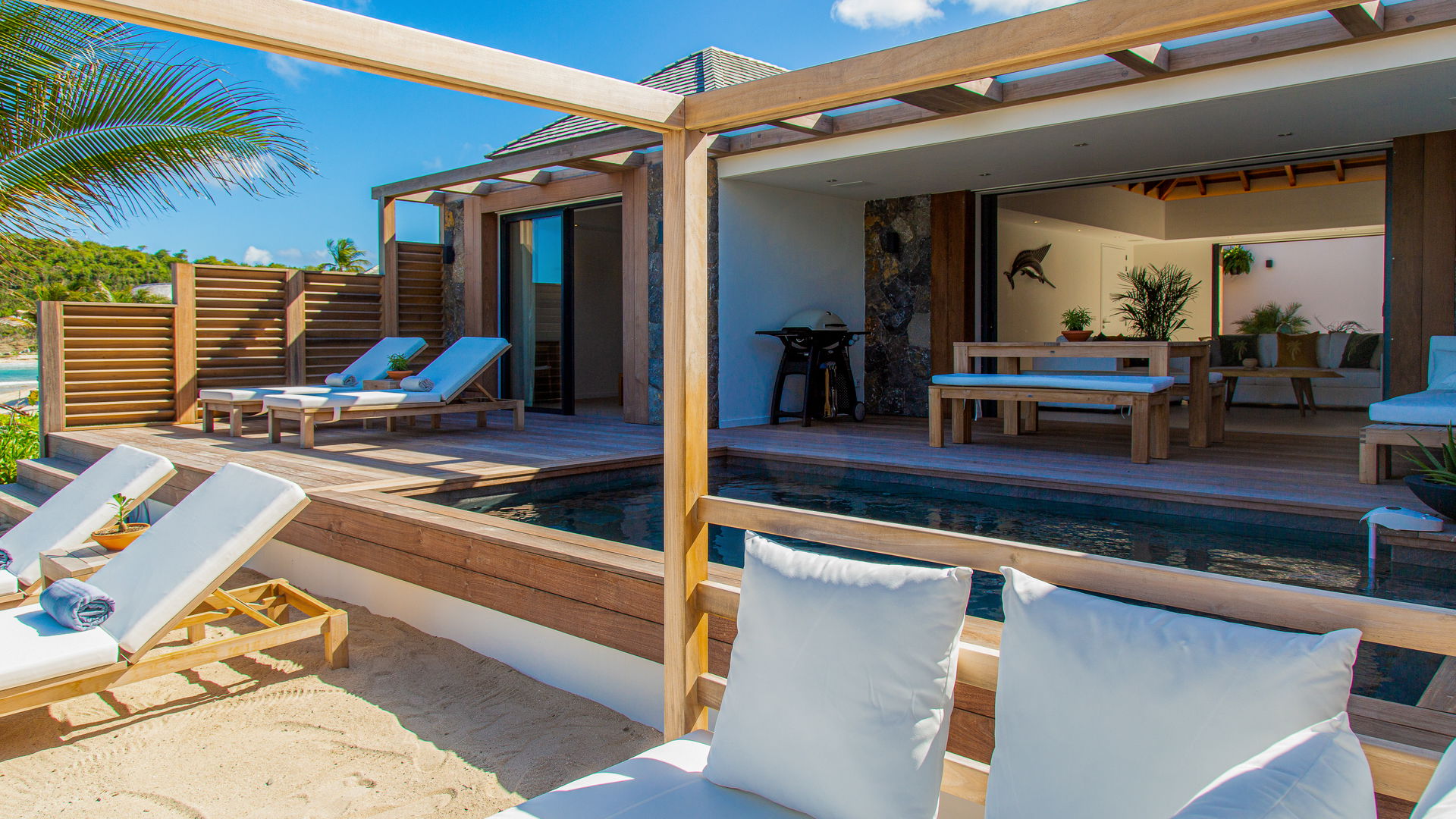 POOL & TERRACE