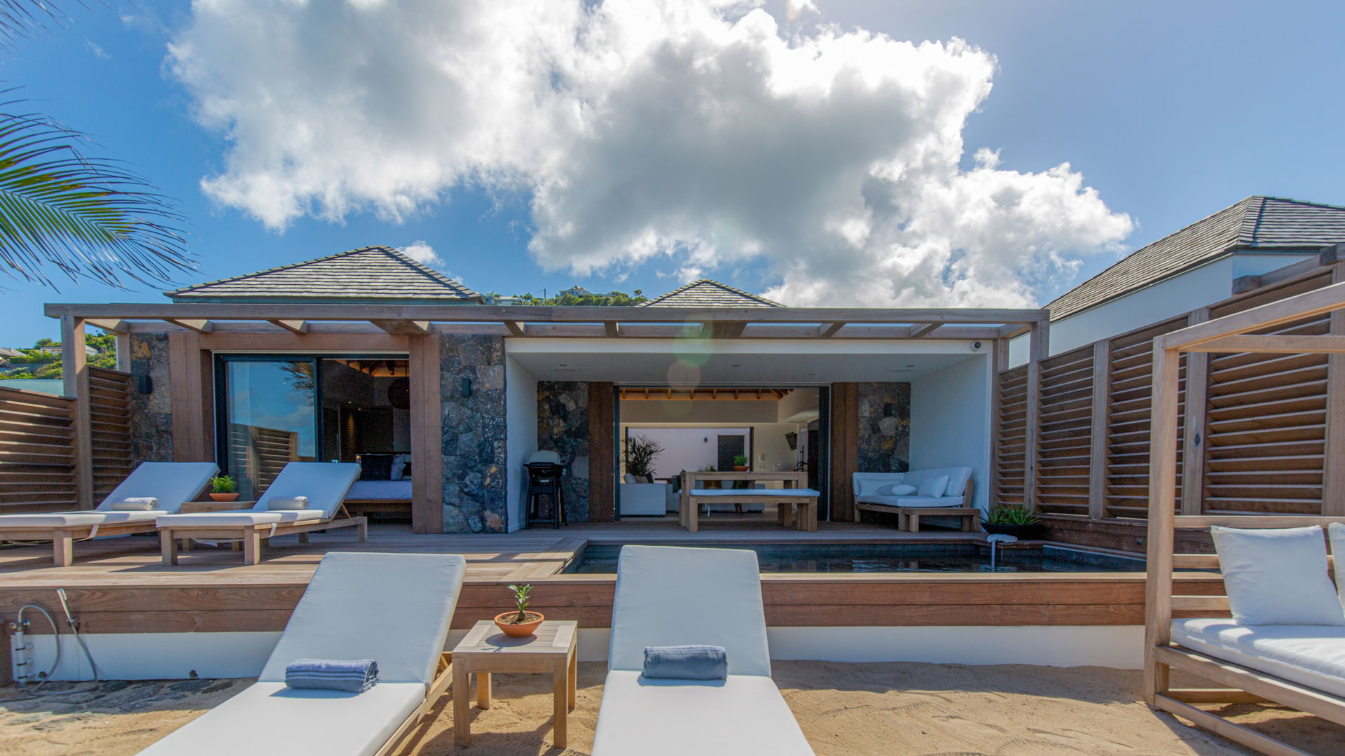 POOL & TERRACE