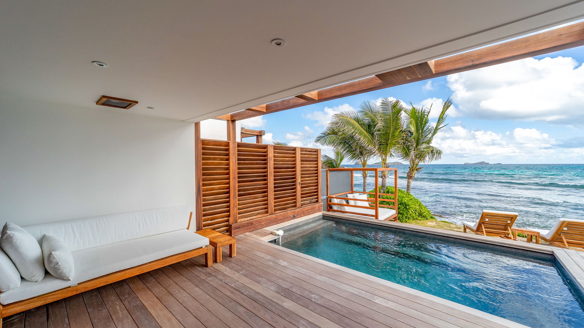 POOL & TERRACE