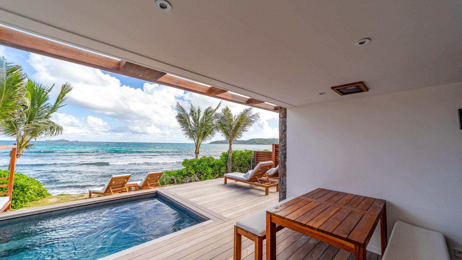 POOL & TERRACE