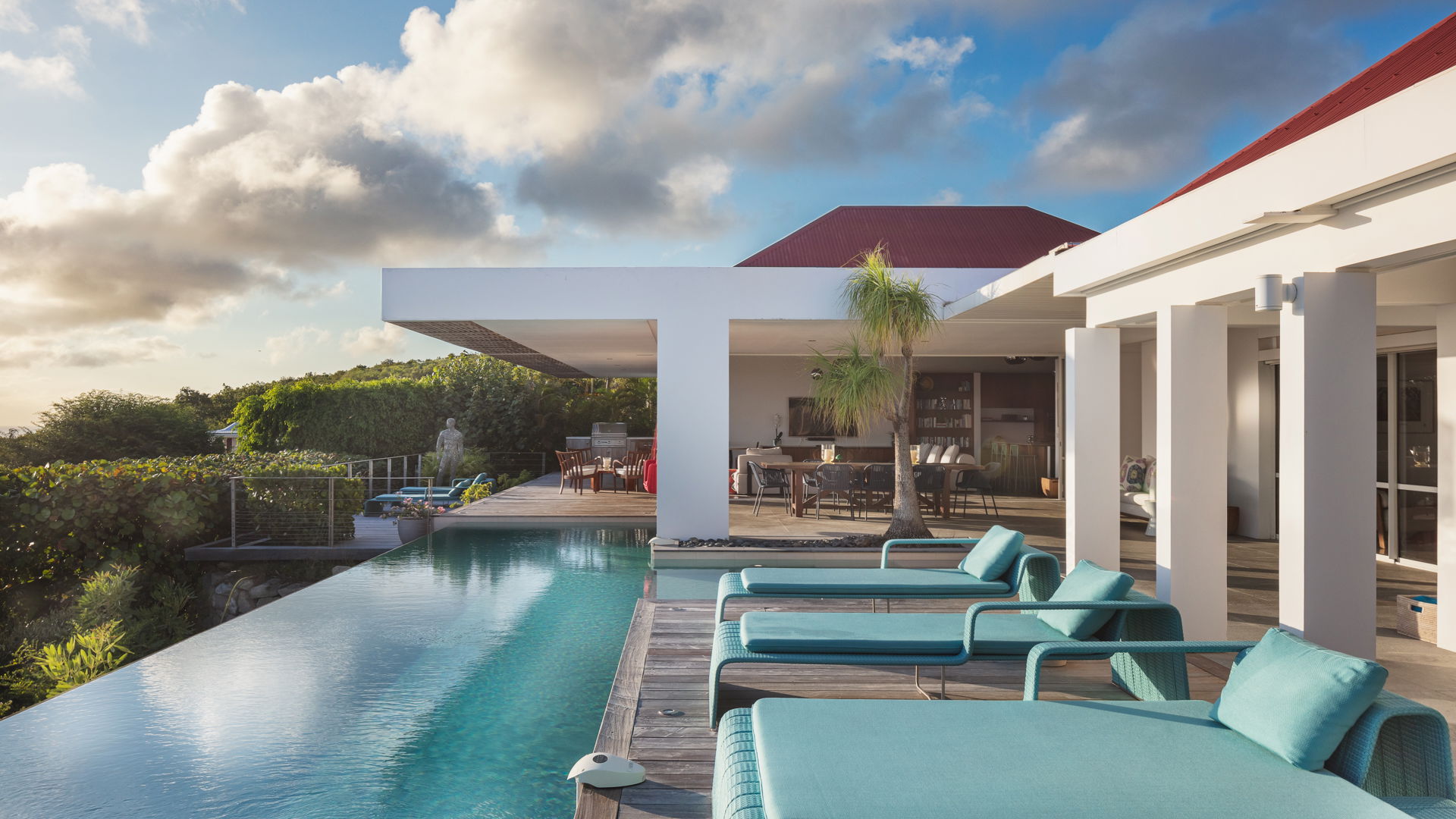 POOL & TERRACE