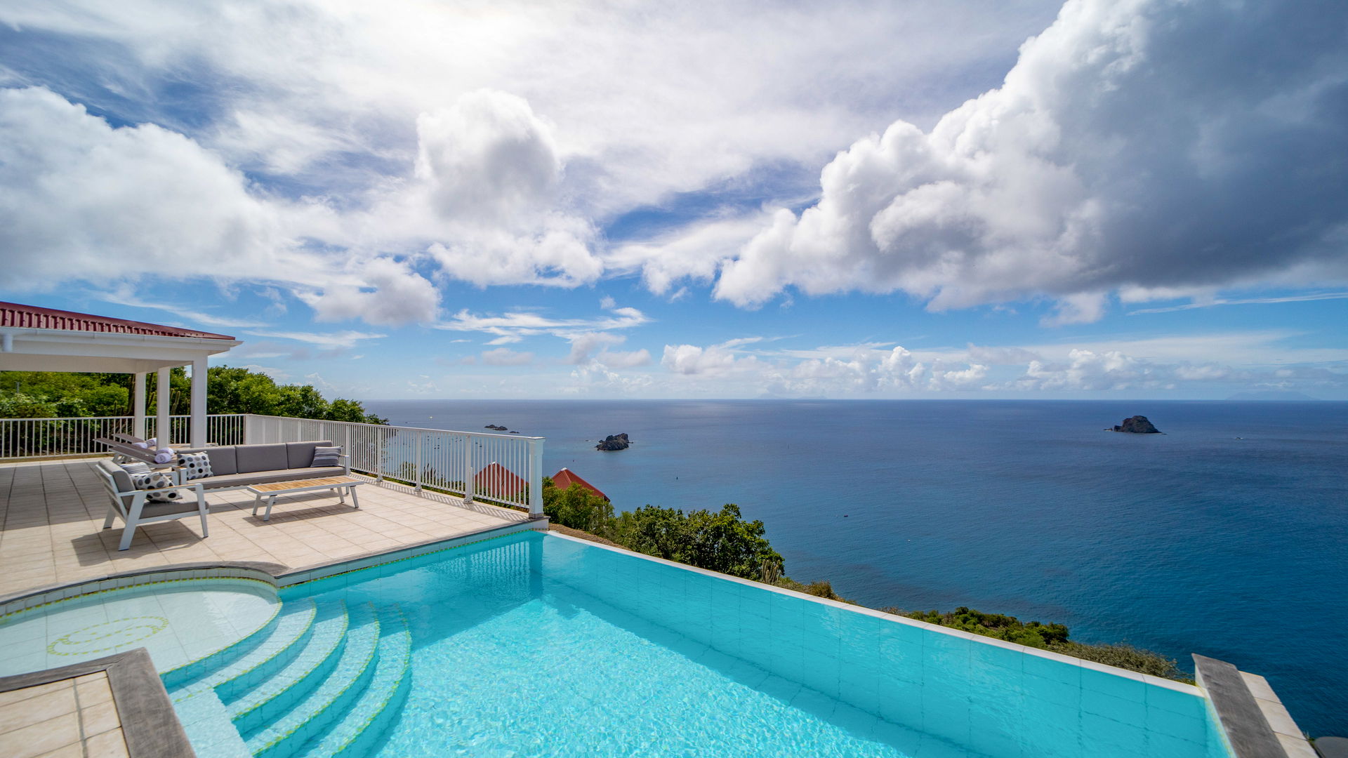 POOL & TERRACE