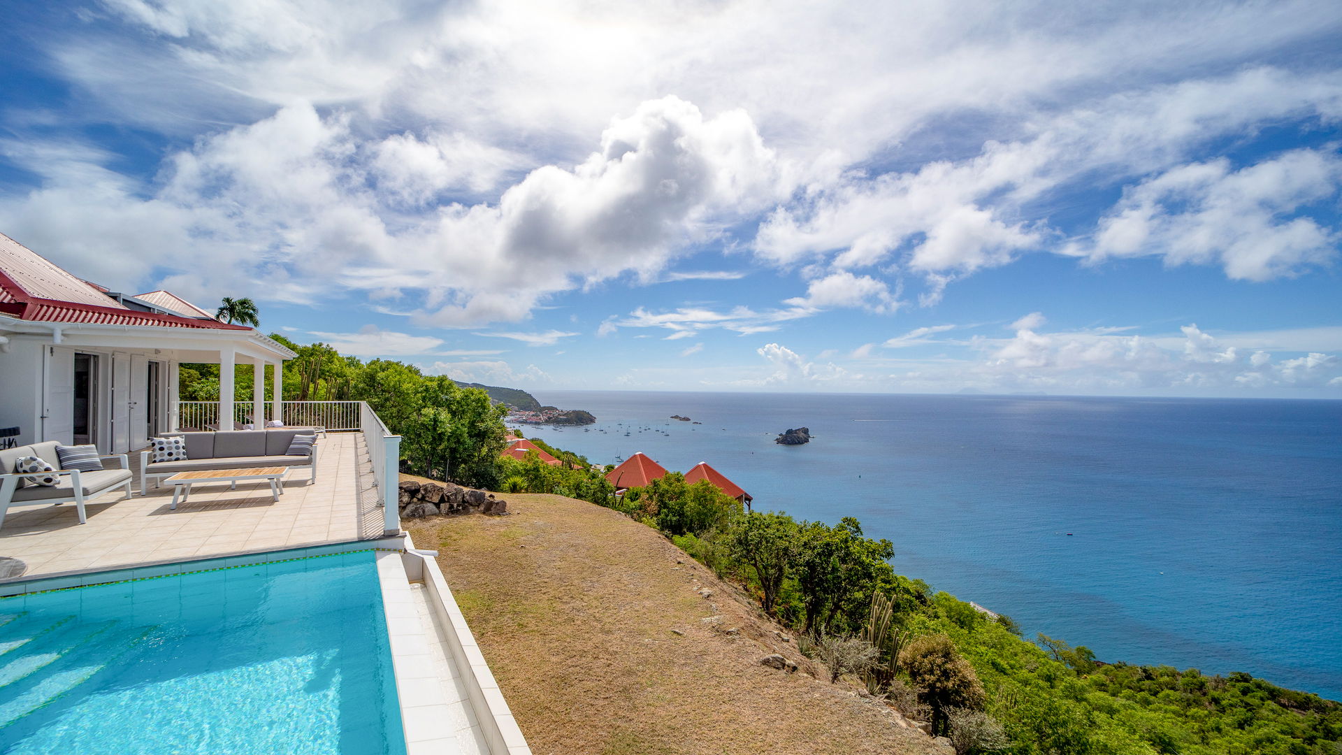 POOL & TERRACE
