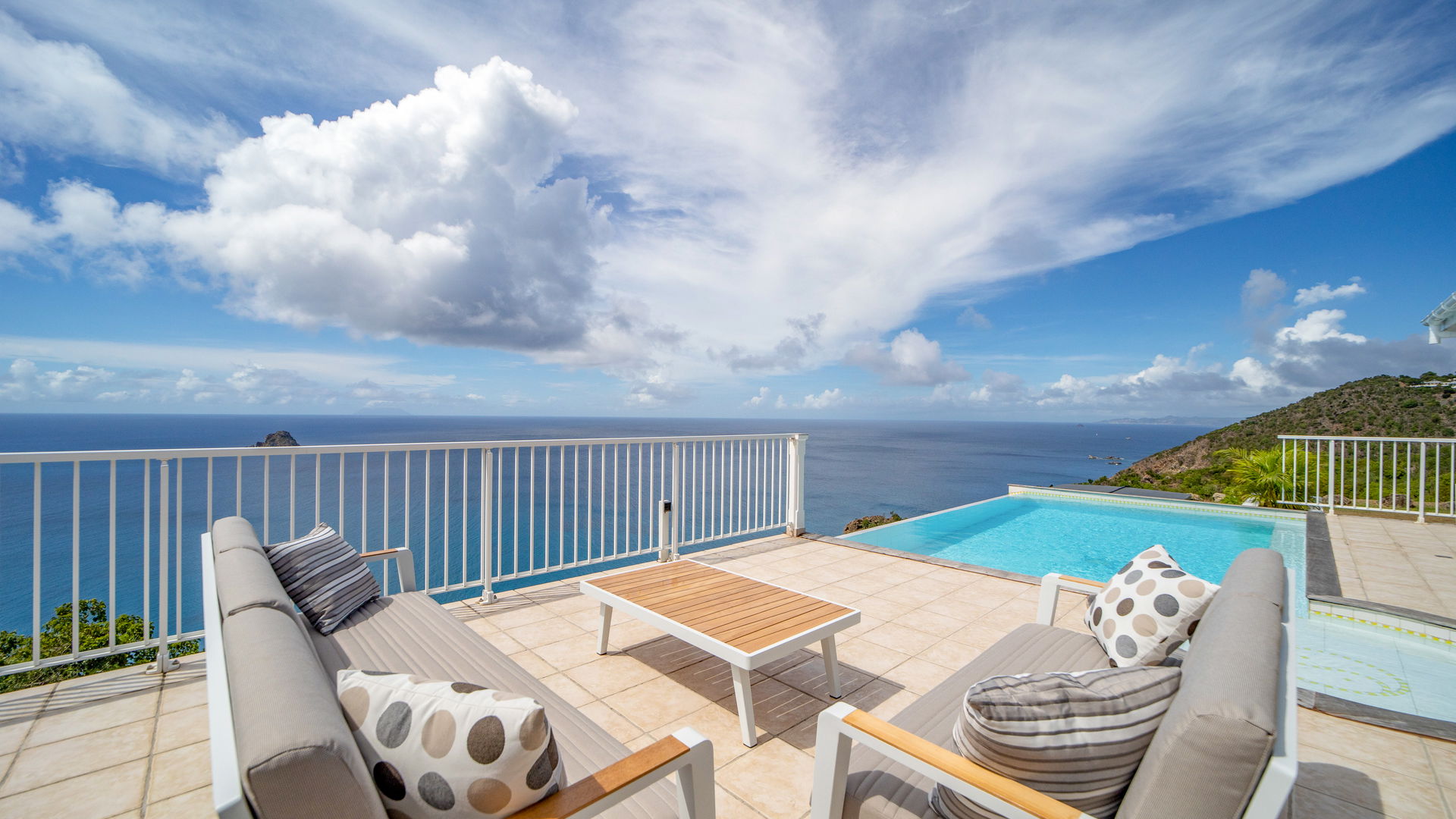 POOL & TERRACE